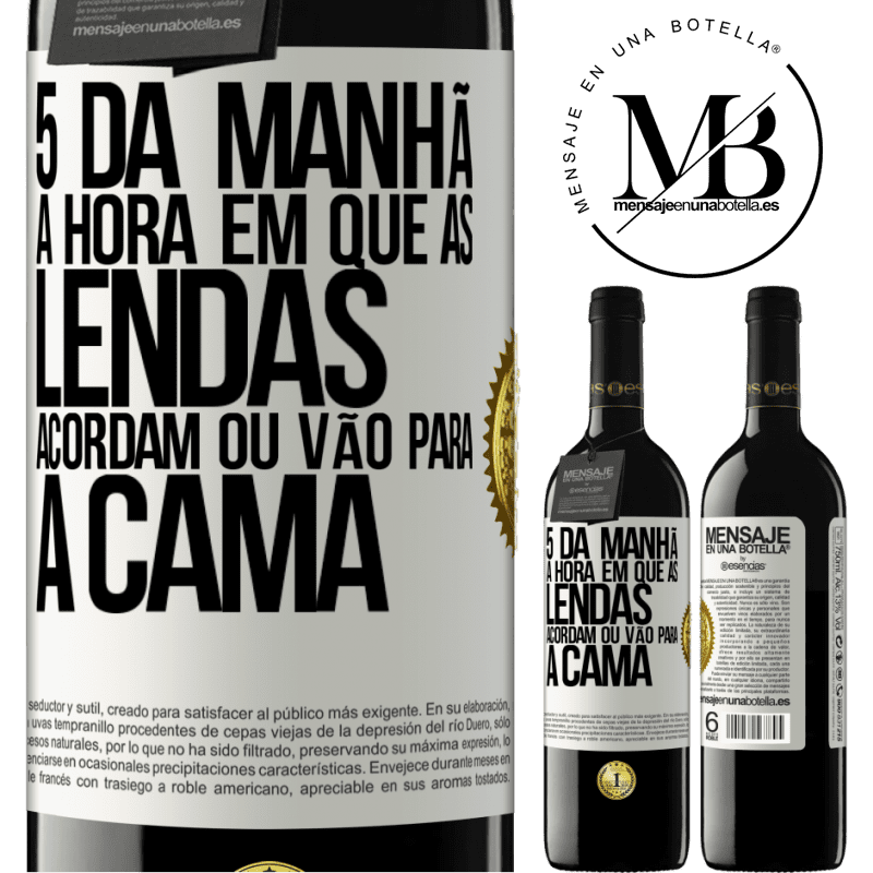 39,95 € Envio grátis | Vinho tinto Edição RED MBE Reserva 5 da manhã A hora em que as lendas acordam ou vão para a cama Etiqueta Branca. Etiqueta personalizável Reserva 12 Meses Colheita 2015 Tempranillo