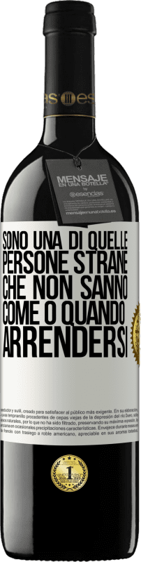 39,95 € Spedizione Gratuita | Vino rosso Edizione RED MBE Riserva Sono una di quelle persone strane che non sanno come o quando arrendersi Etichetta Bianca. Etichetta personalizzabile Riserva 12 Mesi Raccogliere 2015 Tempranillo