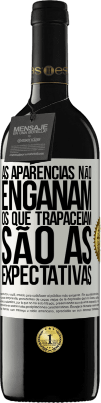 Envio grátis | Vinho tinto Edição RED MBE Reserva As aparências não enganam. Os que trapaceiam são as expectativas Etiqueta Branca. Etiqueta personalizável Reserva 12 Meses Colheita 2014 Tempranillo