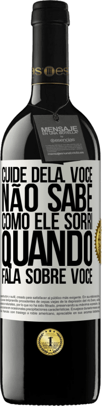 39,95 € | Vinho tinto Edição RED MBE Reserva Cuide dela. Você não sabe como ele sorri quando fala sobre você Etiqueta Branca. Etiqueta personalizável Reserva 12 Meses Colheita 2015 Tempranillo