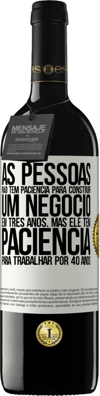 39,95 € | Vinho tinto Edição RED MBE Reserva As pessoas não têm paciência para construir um negócio em três anos. Mas ele tem paciência para trabalhar por 40 anos Etiqueta Branca. Etiqueta personalizável Reserva 12 Meses Colheita 2015 Tempranillo