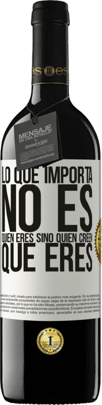 39,95 € Envío gratis | Vino Tinto Edición RED MBE Reserva Lo que importa no es quién eres, sino quien creen que eres Etiqueta Blanca. Etiqueta personalizable Reserva 12 Meses Cosecha 2016 Tempranillo