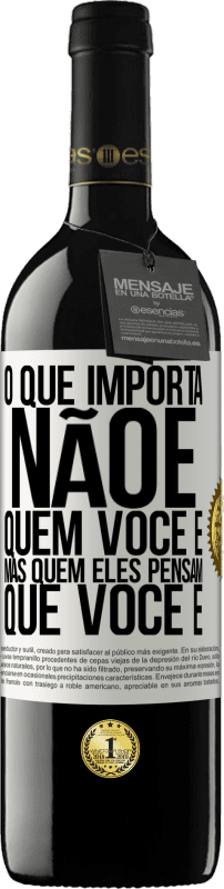 39,95 € | Vinho tinto Edição RED MBE Reserva O que importa não é quem você é, mas quem eles pensam que você é Etiqueta Branca. Etiqueta personalizável Reserva 12 Meses Colheita 2015 Tempranillo