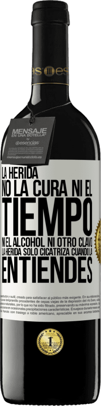 39,95 € Envío gratis | Vino Tinto Edición RED MBE Reserva La herida no la cura ni el tiempo, ni el alcohol, ni otro clavo. La herida sólo cicatriza cuando la entiendes Etiqueta Blanca. Etiqueta personalizable Reserva 12 Meses Cosecha 2016 Tempranillo