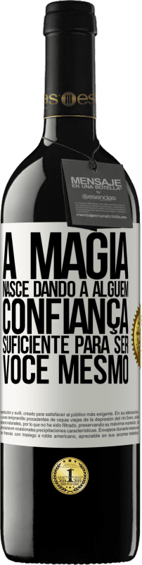 39,95 € Envio grátis | Vinho tinto Edição RED MBE Reserva A magia nasce dando a alguém confiança suficiente para ser você mesmo Etiqueta Branca. Etiqueta personalizável Reserva 12 Meses Colheita 2016 Tempranillo