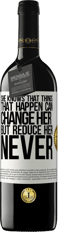 «Она знает, что вещи, которые случаются, могут изменить ее, но уменьшить ее, никогда» Издание RED MBE Бронировать