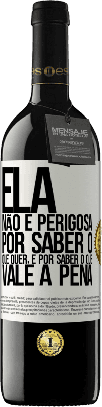 39,95 € | Vinho tinto Edição RED MBE Reserva Ela não é perigosa por saber o que quer, é por saber o que vale a pena Etiqueta Branca. Etiqueta personalizável Reserva 12 Meses Colheita 2015 Tempranillo