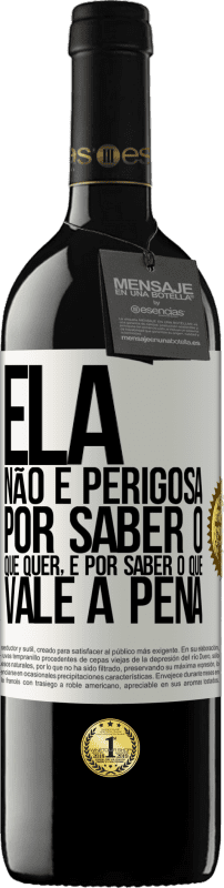 39,95 € | Vinho tinto Edição RED MBE Reserva Ela não é perigosa por saber o que quer, é por saber o que vale a pena Etiqueta Branca. Etiqueta personalizável Reserva 12 Meses Colheita 2016 Tempranillo