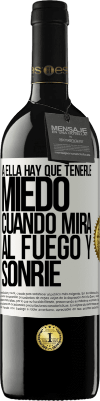 39,95 € | Vino Tinto Edición RED MBE Reserva A ella hay que tenerle miedo cuando mira al fuego y sonríe Etiqueta Blanca. Etiqueta personalizable Reserva 12 Meses Cosecha 2014 Tempranillo