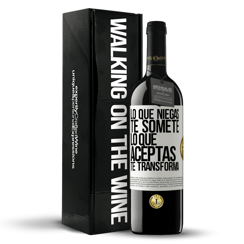 39,95 € Envío gratis | Vino Tinto Edición RED MBE Reserva Lo que niegas te somete. Lo que aceptas te transforma Etiqueta Blanca. Etiqueta personalizable Reserva 12 Meses Cosecha 2015 Tempranillo