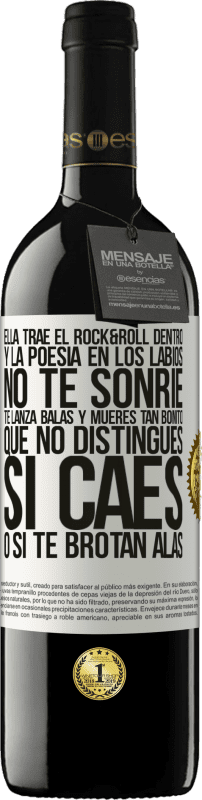 39,95 € Envío gratis | Vino Tinto Edición RED MBE Reserva Ella trae el Rock&Roll dentro y la poesía en los labios. No te sonríe, te lanza balas, y mueres tan bonito, que no Etiqueta Blanca. Etiqueta personalizable Reserva 12 Meses Cosecha 2016 Tempranillo