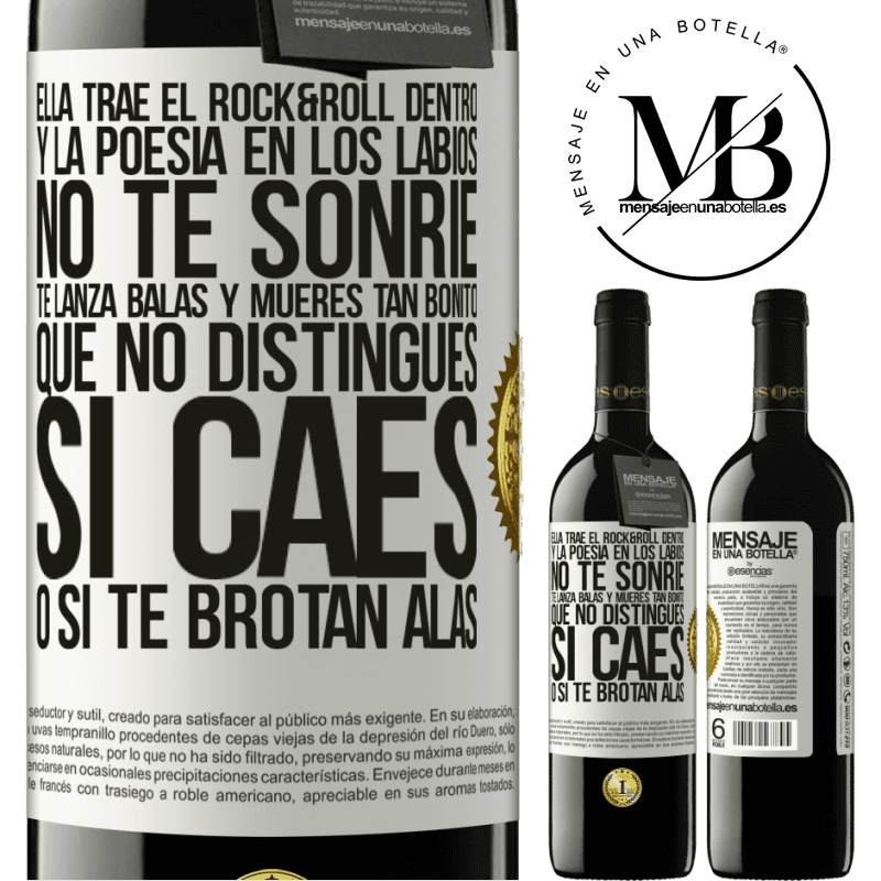 39,95 € Envío gratis | Vino Tinto Edición RED MBE Reserva Ella trae el Rock&Roll dentro y la poesía en los labios. No te sonríe, te lanza balas, y mueres tan bonito, que no Etiqueta Blanca. Etiqueta personalizable Reserva 12 Meses Cosecha 2014 Tempranillo