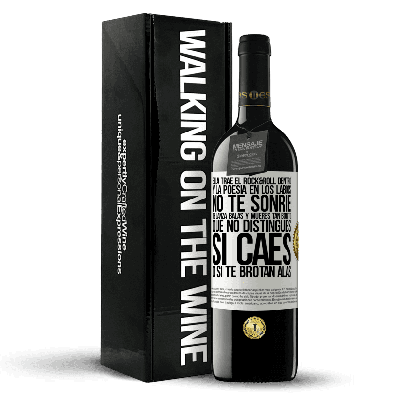 39,95 € Envío gratis | Vino Tinto Edición RED MBE Reserva Ella trae el Rock&Roll dentro y la poesía en los labios. No te sonríe, te lanza balas, y mueres tan bonito, que no Etiqueta Blanca. Etiqueta personalizable Reserva 12 Meses Cosecha 2014 Tempranillo