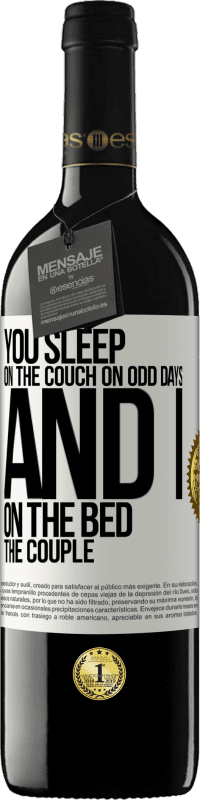 39,95 € | Red Wine RED Edition MBE Reserve You sleep on the couch on odd days and I on the bed the couple White Label. Customizable label Reserve 12 Months Harvest 2014 Tempranillo