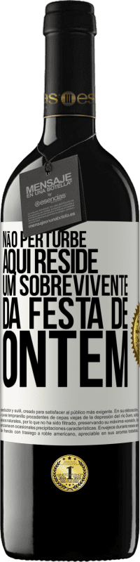 39,95 € | Vinho tinto Edição RED MBE Reserva Não perturbe. Aqui reside um sobrevivente da festa de ontem Etiqueta Branca. Etiqueta personalizável Reserva 12 Meses Colheita 2015 Tempranillo