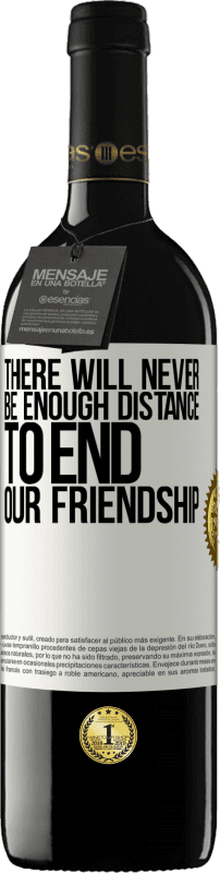 «Там никогда не будет достаточно расстояния, чтобы положить конец нашей дружбе» Издание RED MBE Бронировать