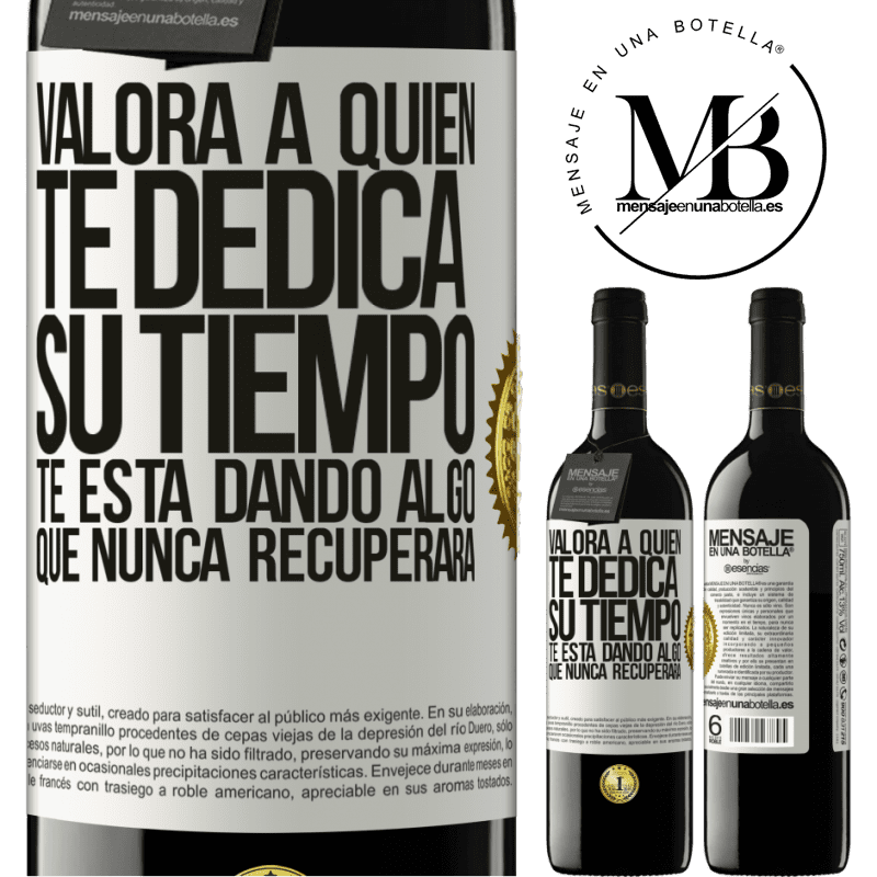 39,95 € Envío gratis | Vino Tinto Edición RED MBE Reserva Valora a quien te dedica su tiempo. Te está dando algo que nunca recuperará Etiqueta Blanca. Etiqueta personalizable Reserva 12 Meses Cosecha 2014 Tempranillo