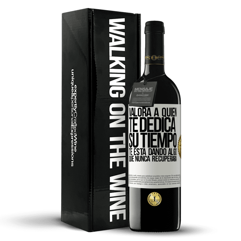 39,95 € Envío gratis | Vino Tinto Edición RED MBE Reserva Valora a quien te dedica su tiempo. Te está dando algo que nunca recuperará Etiqueta Blanca. Etiqueta personalizable Reserva 12 Meses Cosecha 2015 Tempranillo