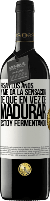 39,95 € Envío gratis | Vino Tinto Edición RED MBE Reserva Pasan los años y me da la sensación de que en vez de madurar, estoy fermentando Etiqueta Blanca. Etiqueta personalizable Reserva 12 Meses Cosecha 2014 Tempranillo