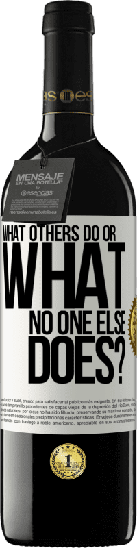 «Что делают другие или что никто другой?» Издание RED MBE Бронировать