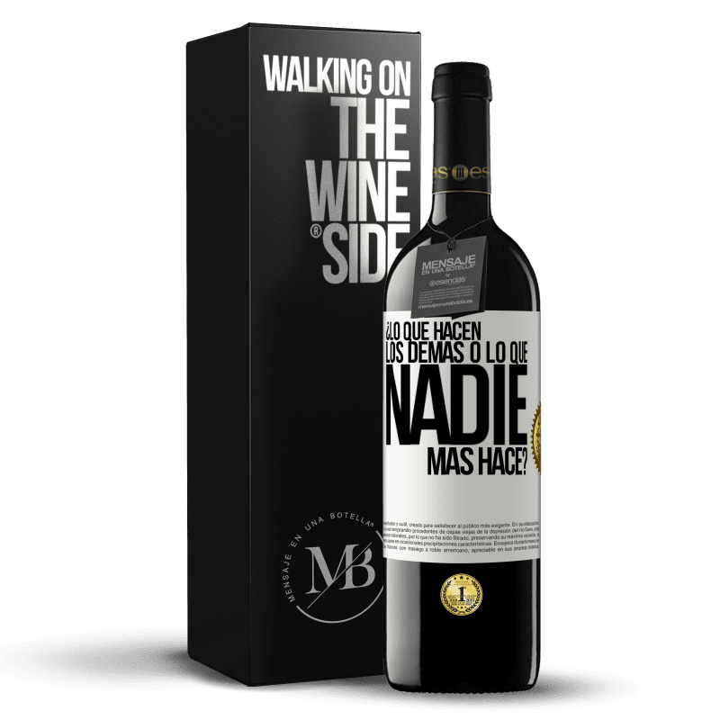 39,95 € Envío gratis | Vino Tinto Edición RED MBE Reserva ¿Lo que hacen los demás o lo que nadie más hace? Etiqueta Blanca. Etiqueta personalizable Reserva 12 Meses Cosecha 2015 Tempranillo