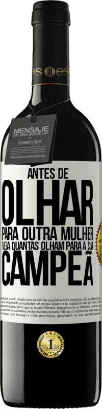 39,95 € Envio grátis | Vinho tinto Edição RED MBE Reserva Antes de olhar para outra mulher veja quantas olham para a sua campeã Etiqueta Branca. Etiqueta personalizável Reserva 12 Meses Colheita 2016 Tempranillo