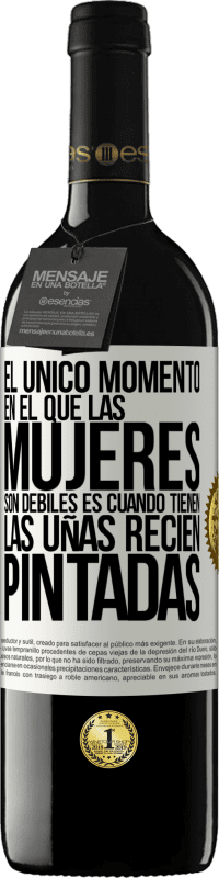 Envío gratis | Vino Tinto Edición RED MBE Reserva El único momento en el que las mujeres son débiles es cuando tienen las uñas recién pintadas Etiqueta Blanca. Etiqueta personalizable Reserva 12 Meses Cosecha 2014 Tempranillo