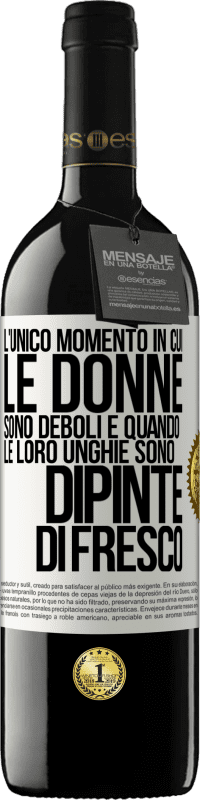 Spedizione Gratuita | Vino rosso Edizione RED MBE Riserva L'unico momento in cui le donne sono deboli è quando le loro unghie sono dipinte di fresco Etichetta Bianca. Etichetta personalizzabile Riserva 12 Mesi Raccogliere 2014 Tempranillo