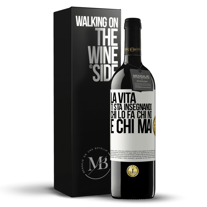 39,95 € Spedizione Gratuita | Vino rosso Edizione RED MBE Riserva La vita ti sta insegnando chi lo fa, chi no e chi mai Etichetta Bianca. Etichetta personalizzabile Riserva 12 Mesi Raccogliere 2014 Tempranillo