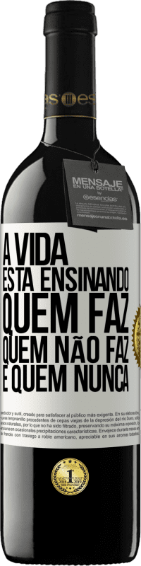 39,95 € | Vinho tinto Edição RED MBE Reserva A vida está ensinando quem faz, quem não faz e quem nunca Etiqueta Branca. Etiqueta personalizável Reserva 12 Meses Colheita 2015 Tempranillo