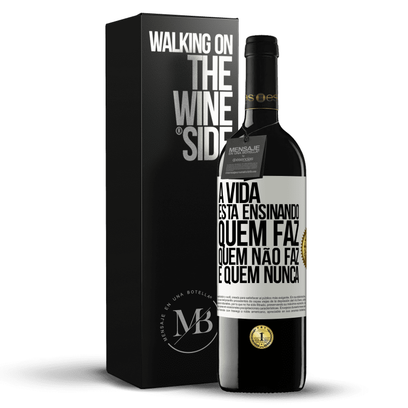 39,95 € Envio grátis | Vinho tinto Edição RED MBE Reserva A vida está ensinando quem faz, quem não faz e quem nunca Etiqueta Branca. Etiqueta personalizável Reserva 12 Meses Colheita 2014 Tempranillo