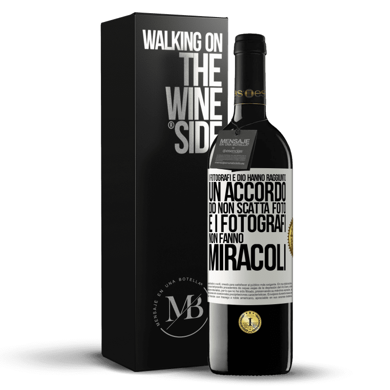 39,95 € Spedizione Gratuita | Vino rosso Edizione RED MBE Riserva I fotografi e Dio hanno raggiunto un accordo. Dio non scatta foto e i fotografi non fanno miracoli Etichetta Bianca. Etichetta personalizzabile Riserva 12 Mesi Raccogliere 2016 Tempranillo