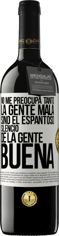 39,95 € | Vino Tinto Edición RED MBE Reserva No me preocupa tanto la gente mala, sino el espantoso silencio de la gente buena Etiqueta Blanca. Etiqueta personalizable Reserva 12 Meses Cosecha 2014 Tempranillo