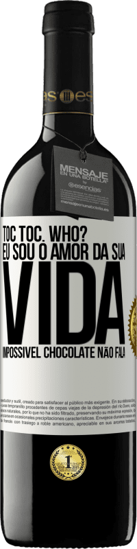 Envio grátis | Vinho tinto Edição RED MBE Reserva TOC Toc. Who? Eu sou o amor da sua vida. Impossível chocolate não fala Etiqueta Branca. Etiqueta personalizável Reserva 12 Meses Colheita 2014 Tempranillo