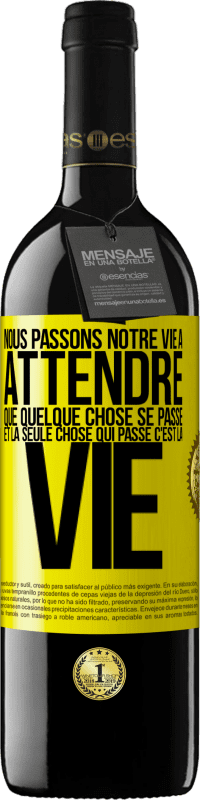 Envoi gratuit | Vin rouge Édition RED MBE Réserve Nous passons notre vie à attendre que quelque chose se passe et la seule chose qui passe c'est la vie Étiquette Jaune. Étiquette personnalisable Réserve 12 Mois Récolte 2014 Tempranillo