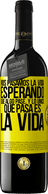 39,95 € | Vino Tinto Edición RED MBE Reserva Nos pasamos la vida esperando que algo pase, y lo único que pasa es la vida Etiqueta Amarilla. Etiqueta personalizable Reserva 12 Meses Cosecha 2015 Tempranillo