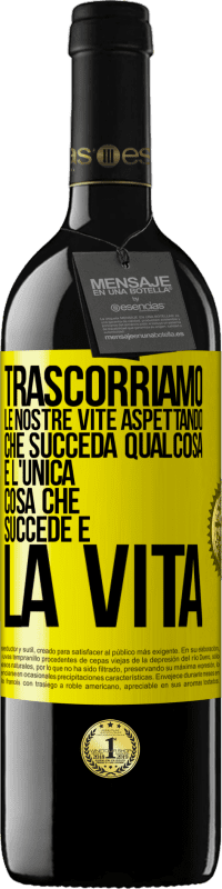 39,95 € | Vino rosso Edizione RED MBE Riserva Trascorriamo le nostre vite aspettando che succeda qualcosa e l'unica cosa che succede è la vita Etichetta Gialla. Etichetta personalizzabile Riserva 12 Mesi Raccogliere 2014 Tempranillo