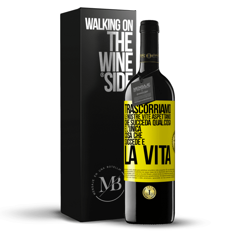 39,95 € Spedizione Gratuita | Vino rosso Edizione RED MBE Riserva Trascorriamo le nostre vite aspettando che succeda qualcosa e l'unica cosa che succede è la vita Etichetta Gialla. Etichetta personalizzabile Riserva 12 Mesi Raccogliere 2015 Tempranillo