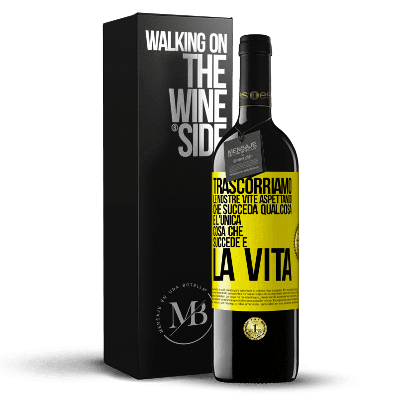 39,95 € Spedizione Gratuita | Vino rosso Edizione RED MBE Riserva Trascorriamo le nostre vite aspettando che succeda qualcosa e l'unica cosa che succede è la vita Etichetta Gialla. Etichetta personalizzabile Riserva 12 Mesi Raccogliere 2016 Tempranillo
