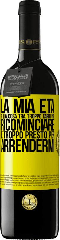 39,95 € | Vino rosso Edizione RED MBE Riserva La mia età è qualcosa tra ... Troppo tardi per ricominciare e ... troppo presto per arrendermi Etichetta Gialla. Etichetta personalizzabile Riserva 12 Mesi Raccogliere 2014 Tempranillo