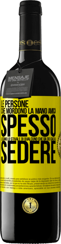 39,95 € | Vino rosso Edizione RED MBE Riserva Le persone che mordono la mano amica, spesso leccano lo stivale di qualcuno che dà dei calci al sedere Etichetta Gialla. Etichetta personalizzabile Riserva 12 Mesi Raccogliere 2015 Tempranillo