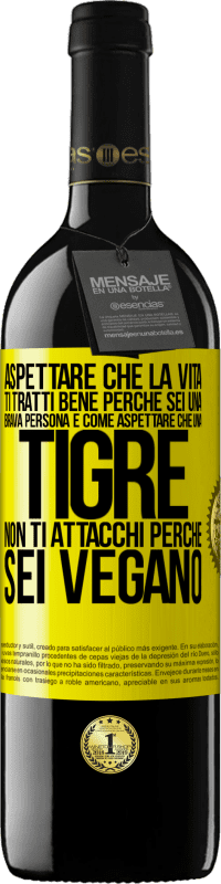 39,95 € | Vino rosso Edizione RED MBE Riserva Aspettare che la vita ti tratti bene perché sei una brava persona è come aspettare che una tigre non ti attacchi perché sei Etichetta Gialla. Etichetta personalizzabile Riserva 12 Mesi Raccogliere 2015 Tempranillo