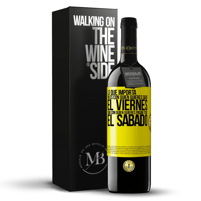 39,95 € Envío gratis | Vino Tinto Edición RED MBE Reserva Lo que importa no es con quién quieres salir el viernes, sino con quién quieres pasar todo el sábado Etiqueta Amarilla. Etiqueta personalizable Reserva 12 Meses Cosecha 2015 Tempranillo