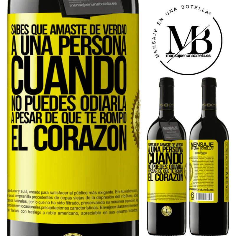 39,95 € Envío gratis | Vino Tinto Edición RED MBE Reserva Sabes que amaste de verdad a una persona cuando no puedes odiarla a pesar de que te rompió el corazón Etiqueta Amarilla. Etiqueta personalizable Reserva 12 Meses Cosecha 2015 Tempranillo