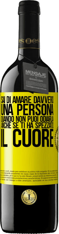 Spedizione Gratuita | Vino rosso Edizione RED MBE Riserva Sai di amare davvero una persona quando non puoi odiarla, anche se ti ha spezzato il cuore Etichetta Gialla. Etichetta personalizzabile Riserva 12 Mesi Raccogliere 2014 Tempranillo