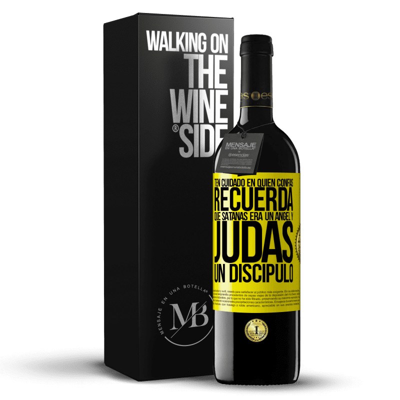 39,95 € Envío gratis | Vino Tinto Edición RED MBE Reserva Ten cuidado en quién confías. Recuerda que Satanás era un ángel y Judas un discípulo Etiqueta Amarilla. Etiqueta personalizable Reserva 12 Meses Cosecha 2016 Tempranillo