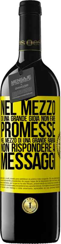 39,95 € | Vino rosso Edizione RED MBE Riserva Nel mezzo di una grande gioia, non fare promesse. Nel mezzo di una grande rabbia, non rispondere ai messaggi Etichetta Gialla. Etichetta personalizzabile Riserva 12 Mesi Raccogliere 2015 Tempranillo