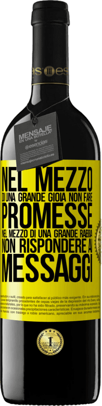 39,95 € Spedizione Gratuita | Vino rosso Edizione RED MBE Riserva Nel mezzo di una grande gioia, non fare promesse. Nel mezzo di una grande rabbia, non rispondere ai messaggi Etichetta Gialla. Etichetta personalizzabile Riserva 12 Mesi Raccogliere 2016 Tempranillo