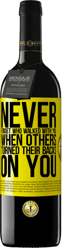 39,95 € | Red Wine RED Edition MBE Reserve Never forget who walked with you when others turned their backs on you Yellow Label. Customizable label Reserve 12 Months Harvest 2015 Tempranillo