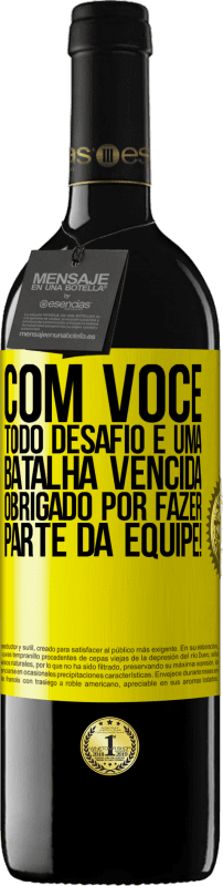 Envio grátis | Vinho tinto Edição RED MBE Reserva Com você, todo desafio é uma batalha vencida. Obrigado por fazer parte da equipe! Etiqueta Amarela. Etiqueta personalizável Reserva 12 Meses Colheita 2014 Tempranillo